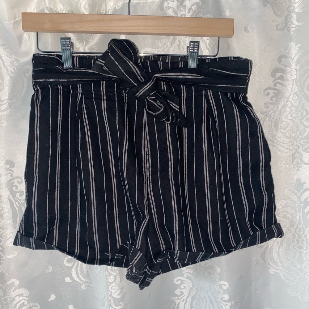ardene medium black and white paper bag shorts 🖤